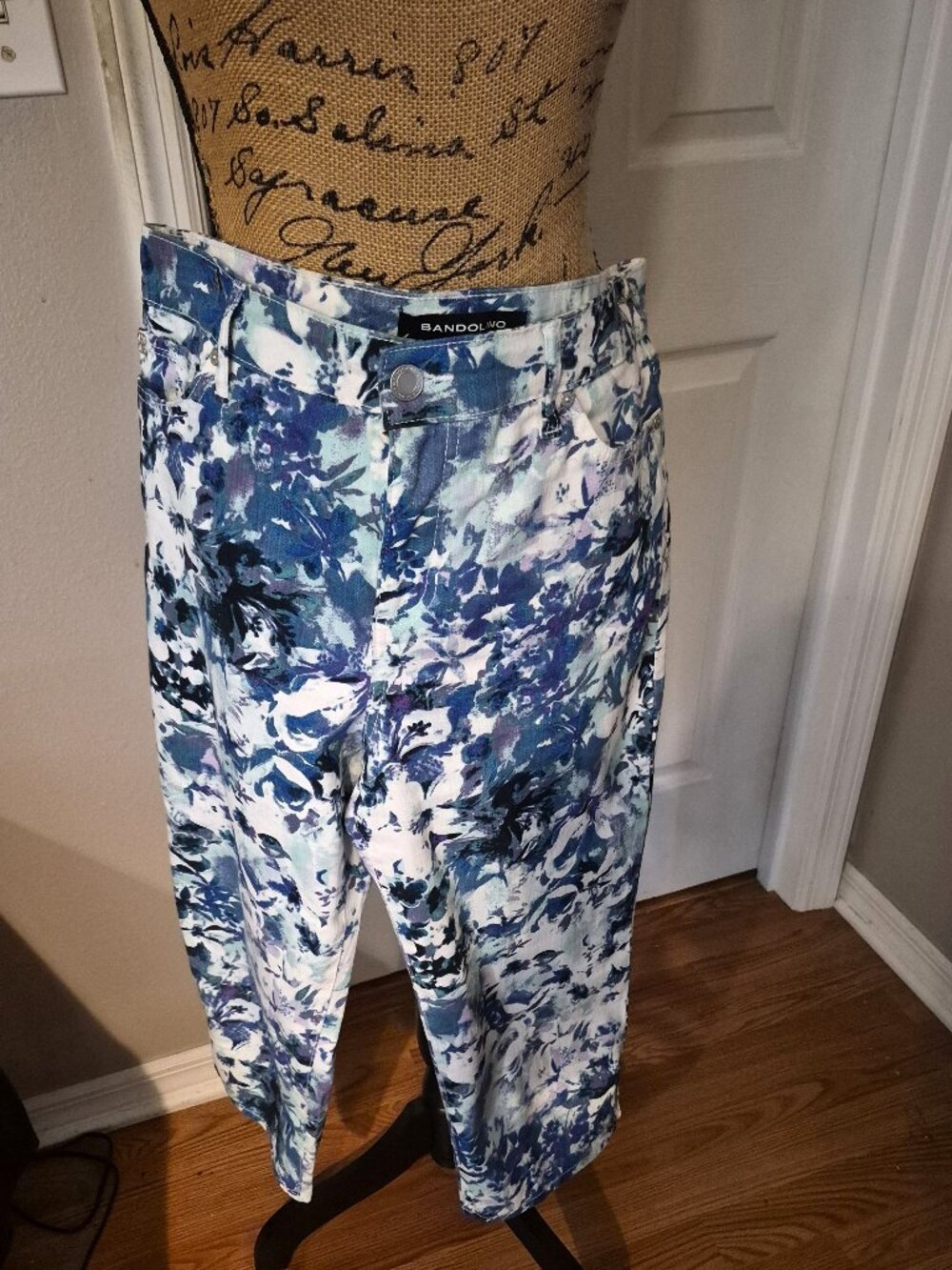 Bandolino Blue and White Print Capris Size 8